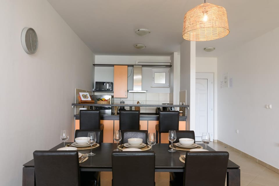 Kitchen or kitchenette, Food and drinks, Dining area