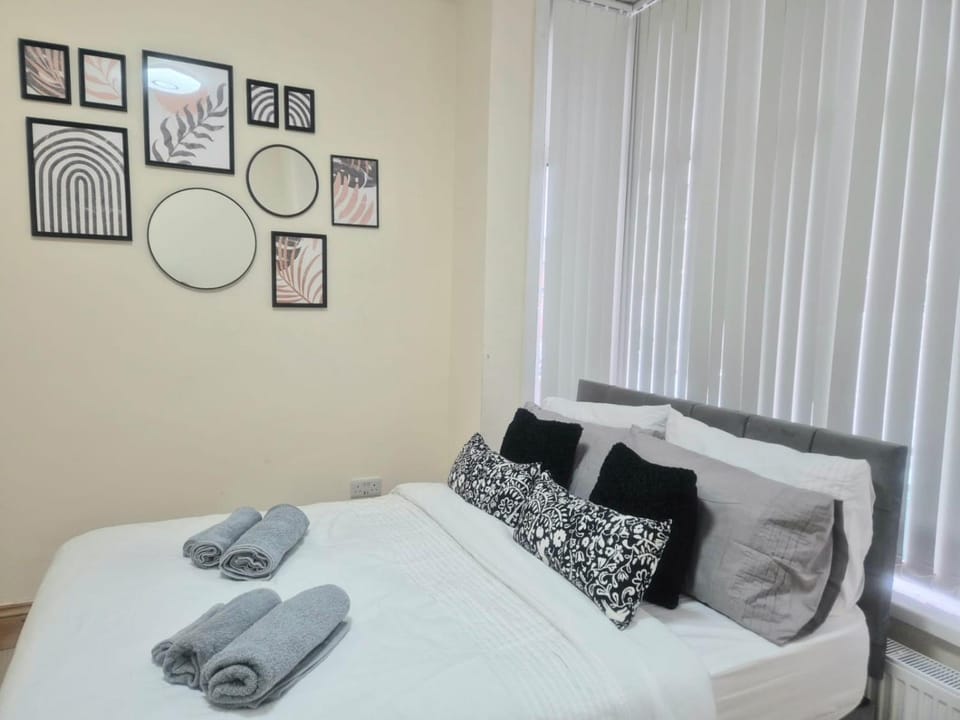 Bed, Photo of the whole room, Bedroom, towels