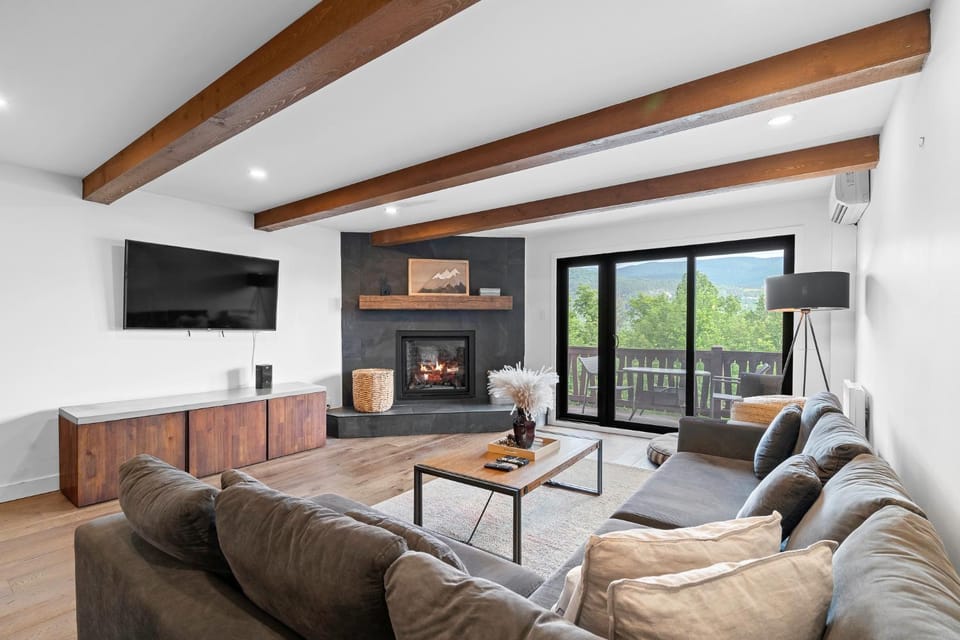 Modern Warm Condo with Views of Mont Tremblant House in Mont-Tremblant