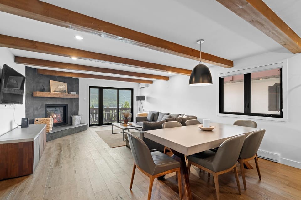 Modern Warm Condo with Views of Mont Tremblant House in Mont-Tremblant