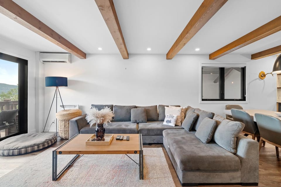 Modern Warm Condo with Views of Mont Tremblant House in Mont-Tremblant