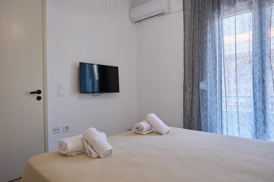 Bed, TV and multimedia, Bedroom, towels, air conditioner