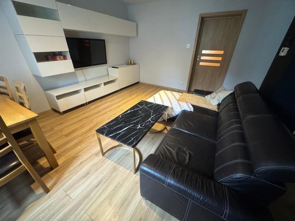 Communal lounge/ TV room, TV and multimedia, Living room, Seating area, Evening entertainment