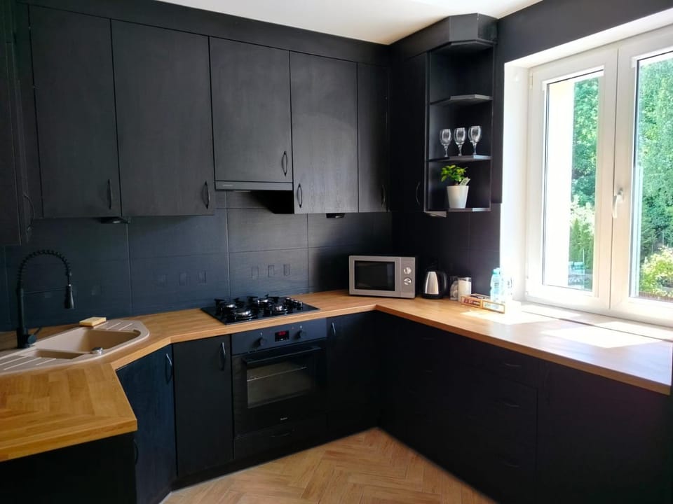 Coffee/tea facilities, Kitchen or kitchenette, stove