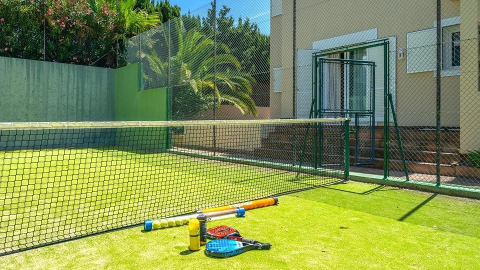 XPCE Artola Playa - Villa de Lujo con pista de padel privada y piscina Villa in Marbella
