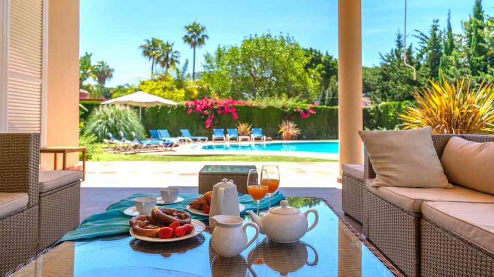 XPCE Artola Playa - Villa de Lujo con pista de padel privada y piscina Villa in Marbella