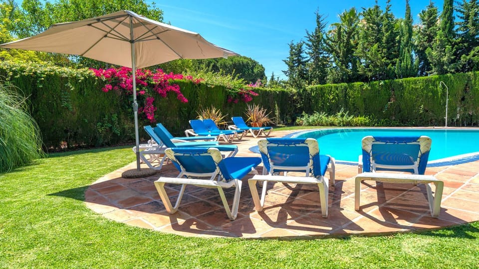 XPCE Artola Playa - Villa de Lujo con pista de padel privada y piscina Villa in Marbella