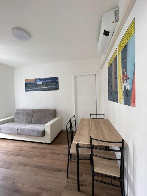 Living room, Seating area, Dining area, air conditioner
