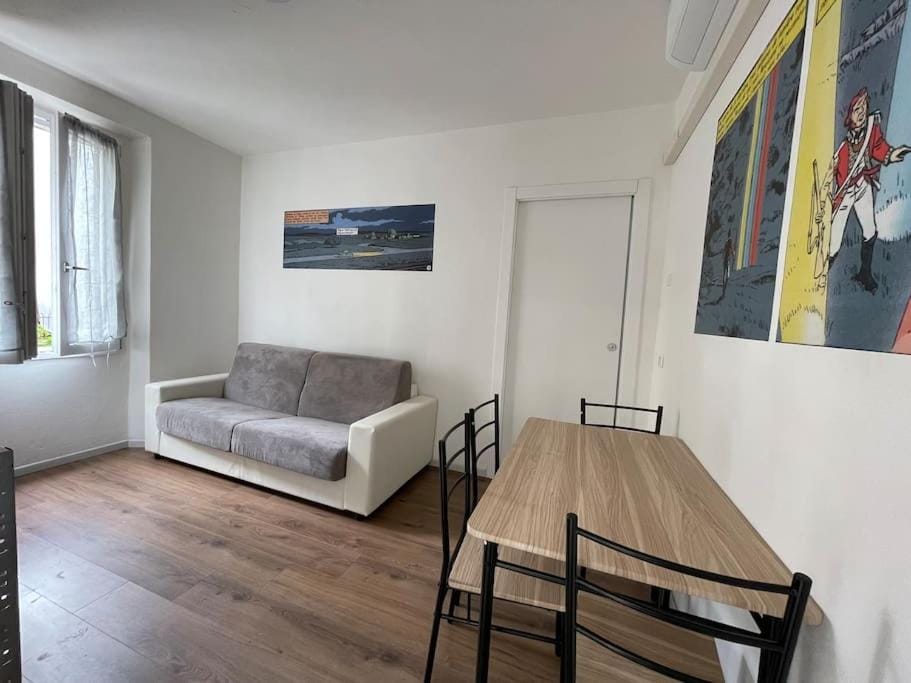 Living room, Photo of the whole room, Seating area