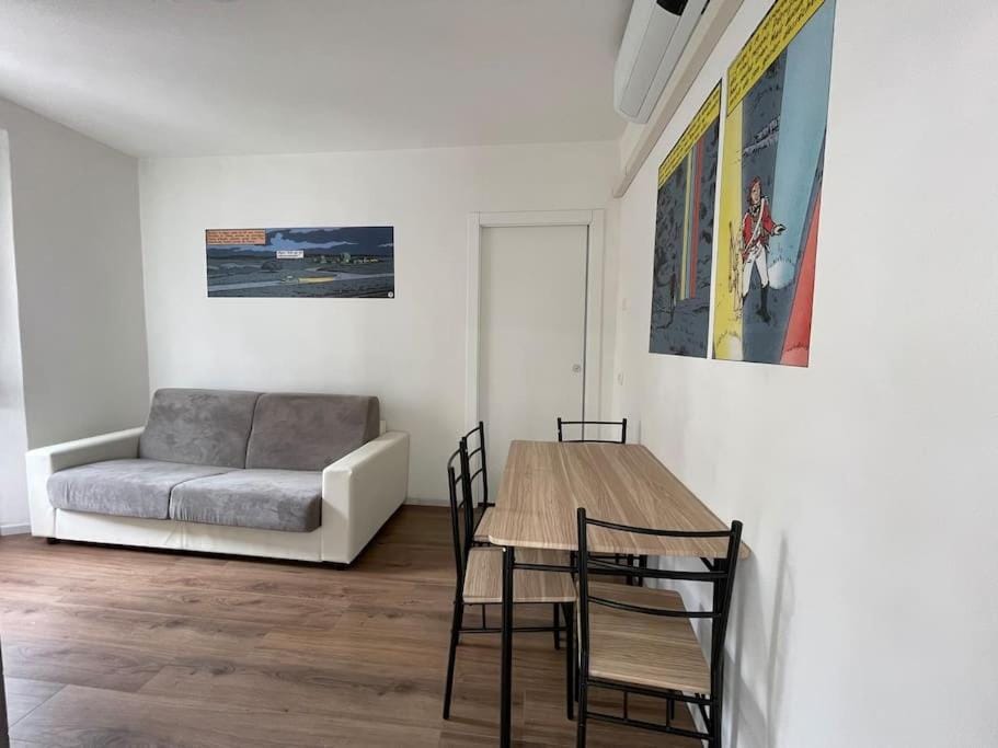 Photo of the whole room, Dining area