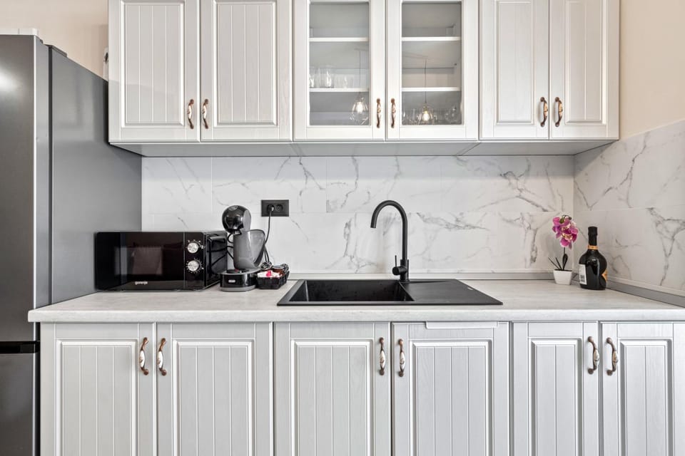 Kitchen or kitchenette, microwave, stove