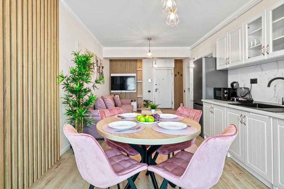 Coffee/tea facilities, Kitchen or kitchenette, Living room, Seating area, Dining area, stove