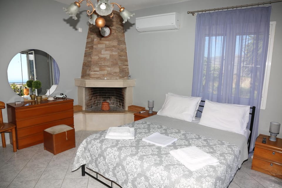 Bed, Living room, Photo of the whole room, Seating area, Bedroom, fireplace