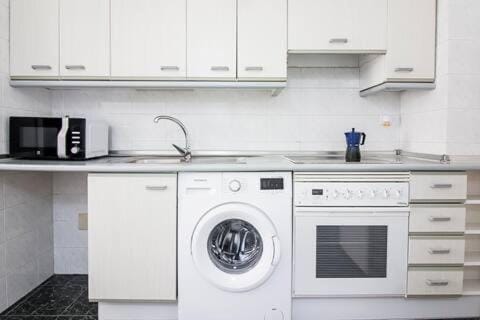 Coffee/tea facilities, Kitchen or kitchenette, dishwasher, oven, stove