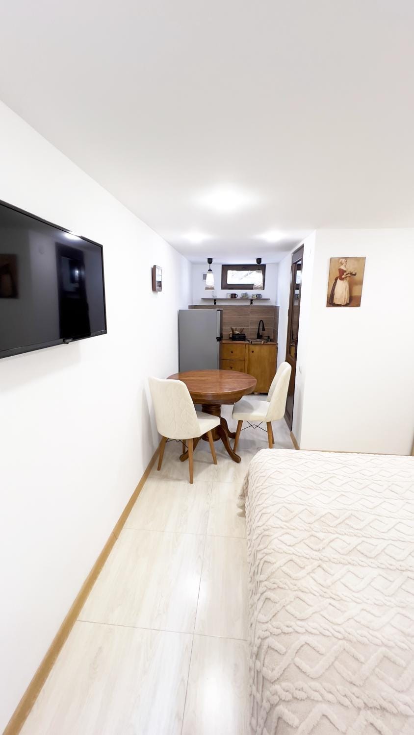 Communal lounge/ TV room, Bed, TV and multimedia, Living room, Photo of the whole room, Seating area, Evening entertainment, Bedroom