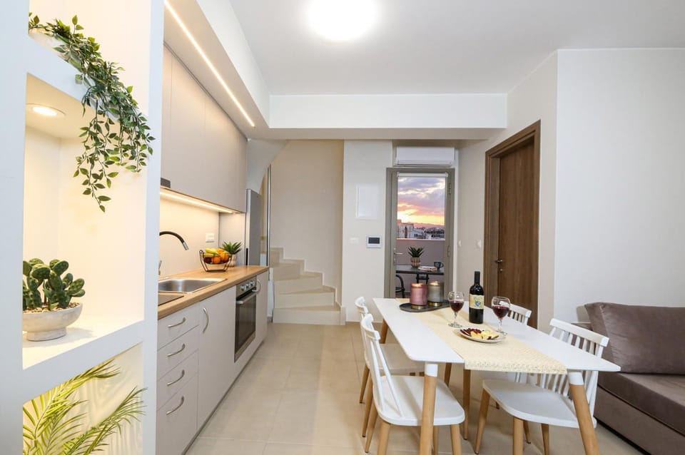 Kitchen or kitchenette, Seating area, Dining area