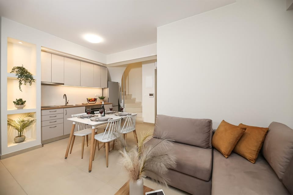 Kitchen or kitchenette, Living room, Seating area, Dining area