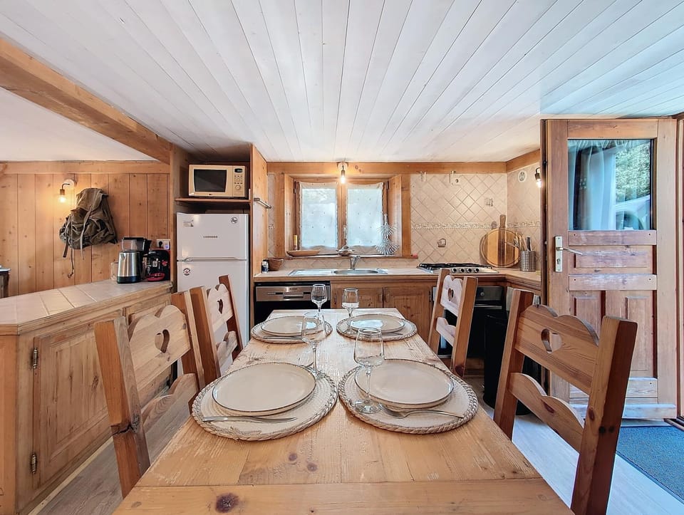 Kitchen or kitchenette, Dining area