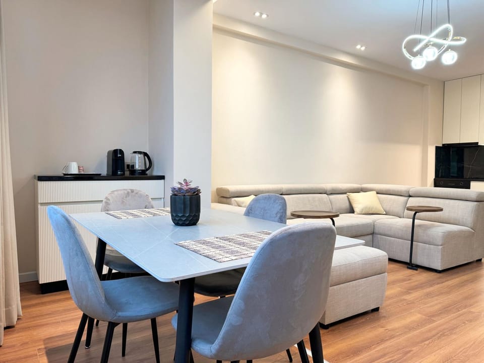 Kitchen or kitchenette, Living room, Seating area, Dining area