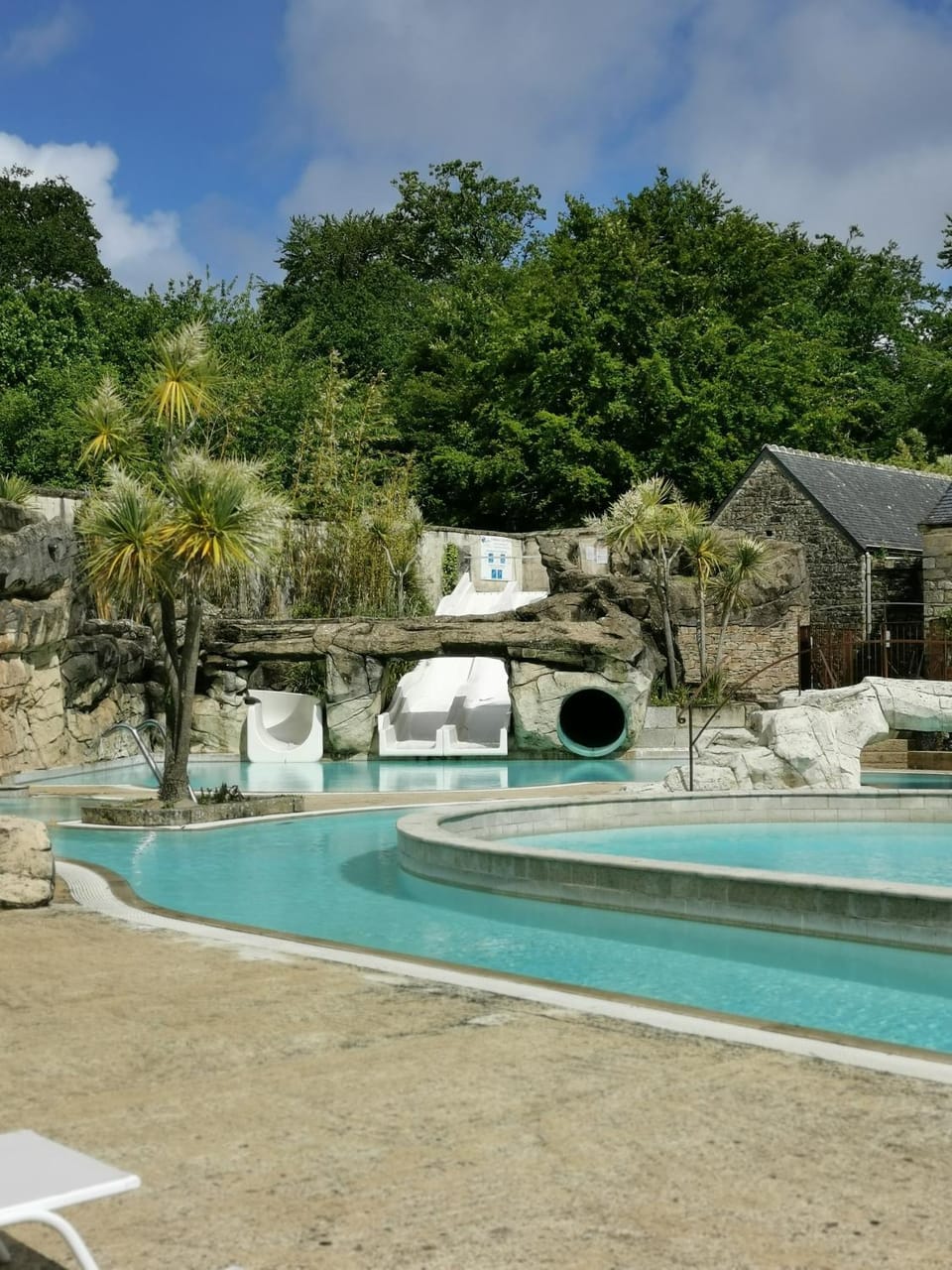 Swimming pool, sunbed