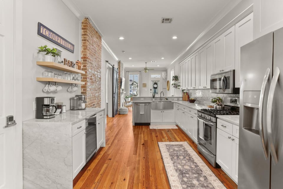Kitchen or kitchenette, dishwasher, minibar, oven, stove, toaster