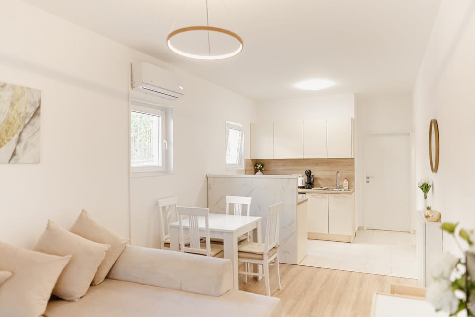 Kitchen or kitchenette, Living room, Seating area, Dining area