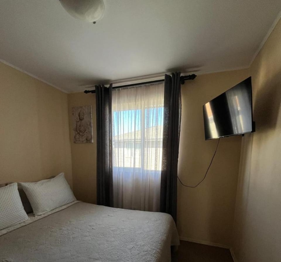 Bed, TV and multimedia, Bedroom