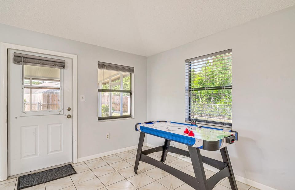 5 Mi to Weeki Wachee! Home w/ Lanai & Air Hockey House in Spring Hill