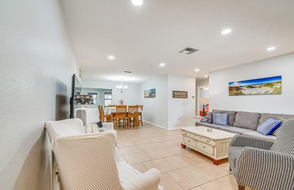 5 Mi to Weeki Wachee! Home w/ Lanai & Air Hockey House in Spring Hill