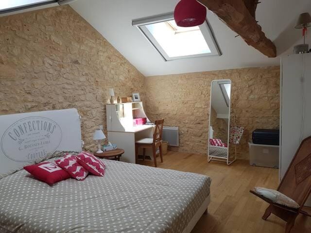 Bed, Photo of the whole room, Seating area, wardrobe