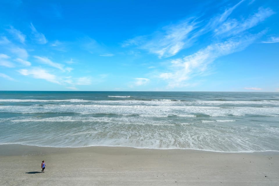 Marvel at the spectacular views from this bright corner condo! Apartment in Edgewater