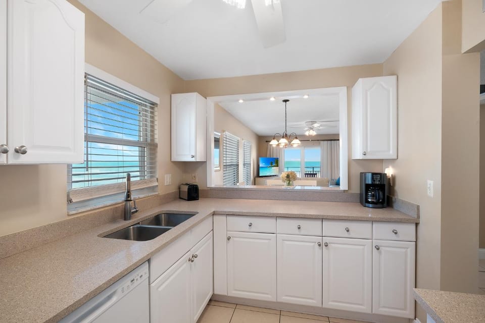 Coffee/tea facilities, View (from property/room), Kitchen or kitchenette, Beach, Sea view, dishwasher