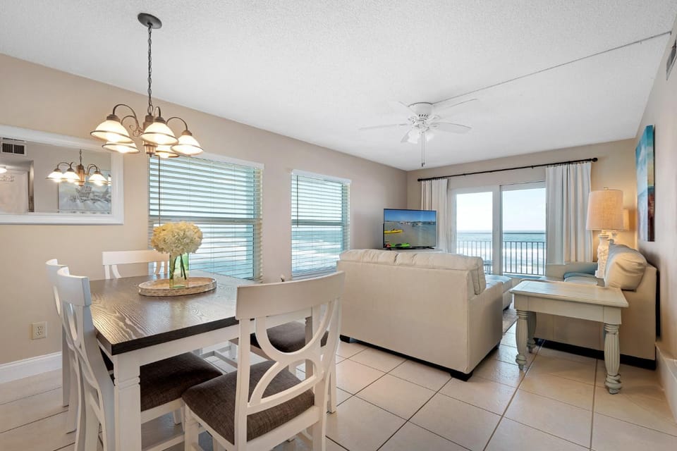 Marvel at the spectacular views from this bright corner condo! Apartment in Edgewater