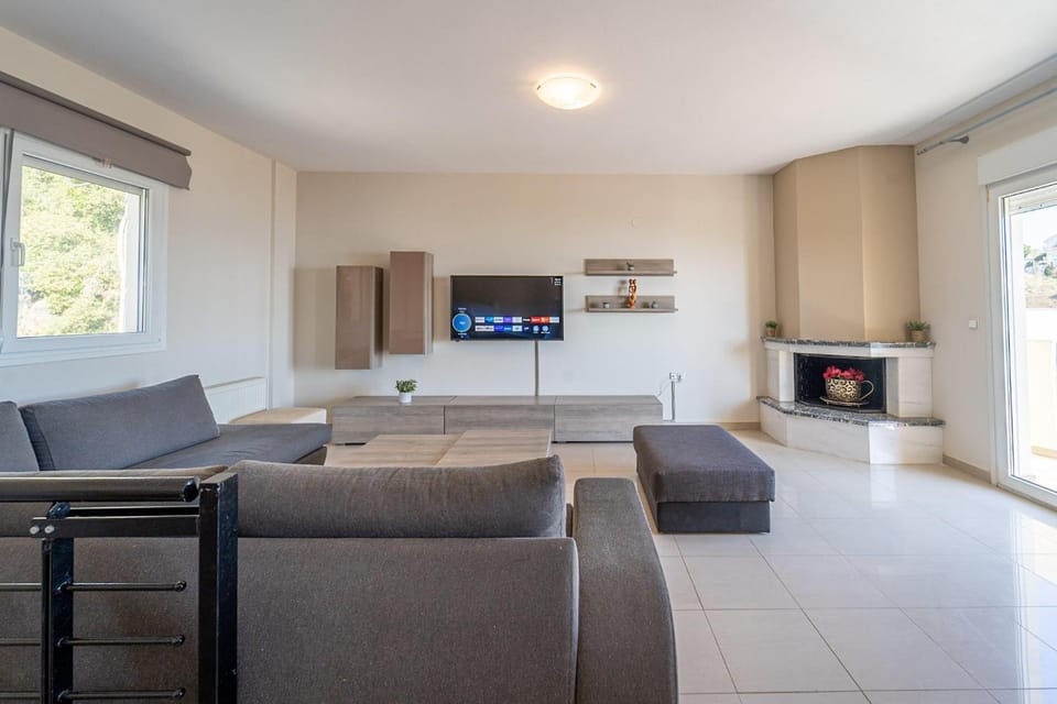 TV and multimedia, Living room, Seating area, Evening entertainment