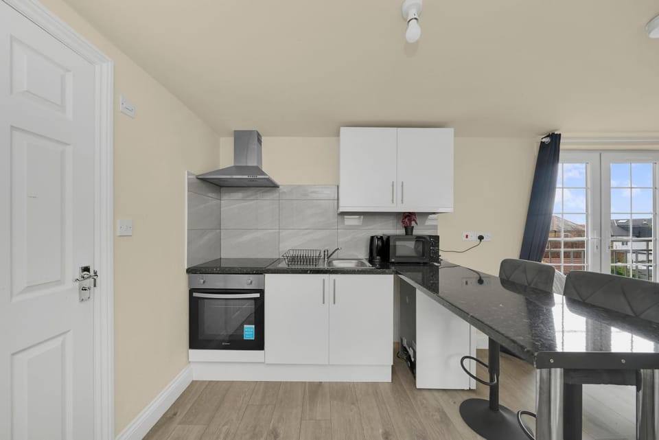 Kitchen or kitchenette, Dining area, minibar, oven, stove