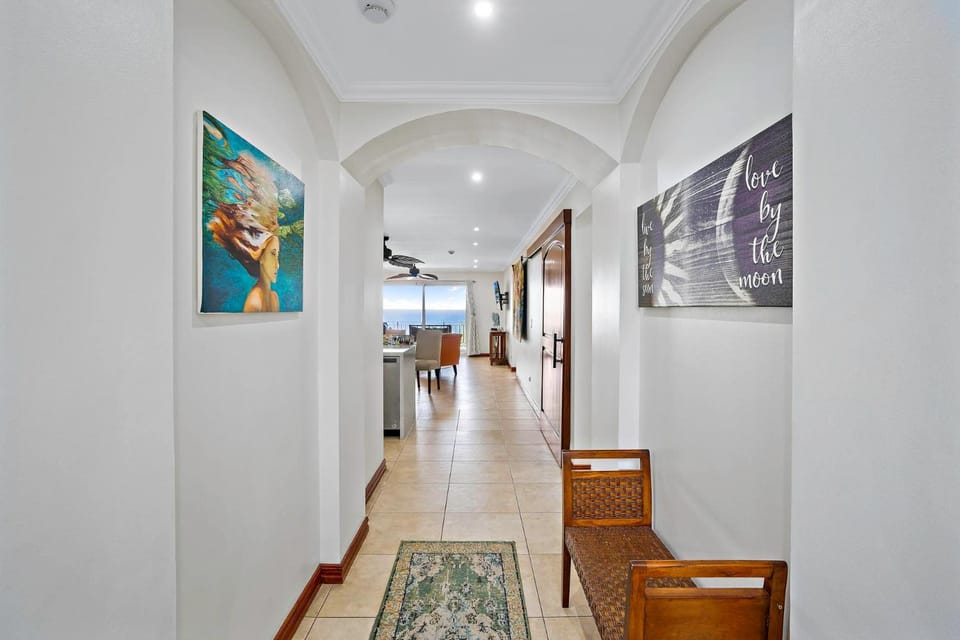 Stylish Flamingo Condo with Ocean Views, Renovated Kitchen & Walkable Beach Access House in Playa Flamingo