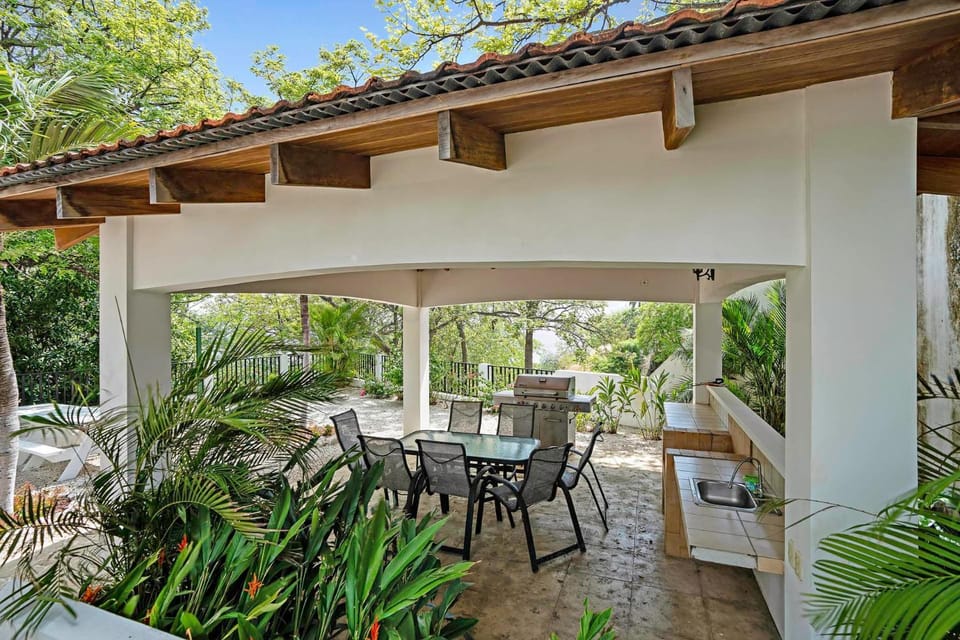 Stylish Flamingo Condo with Ocean Views, Renovated Kitchen & Walkable Beach Access House in Playa Flamingo