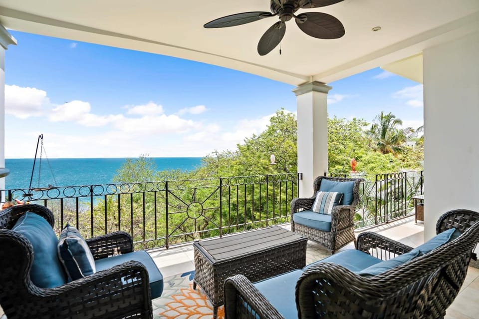 Stylish Flamingo Condo with Ocean Views, Renovated Kitchen & Walkable Beach Access House in Playa Flamingo