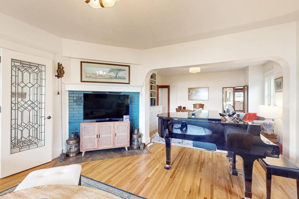 Soundfront Serenity House in Kingston