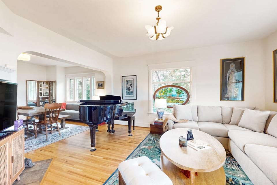 Soundfront Serenity House in Kingston