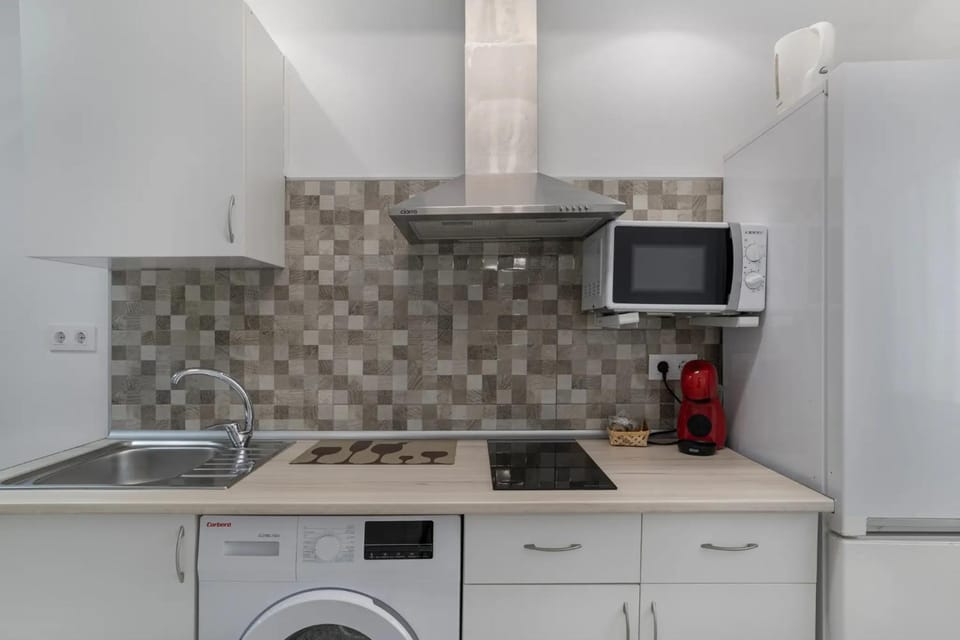Kitchen or kitchenette, stove, washing machine