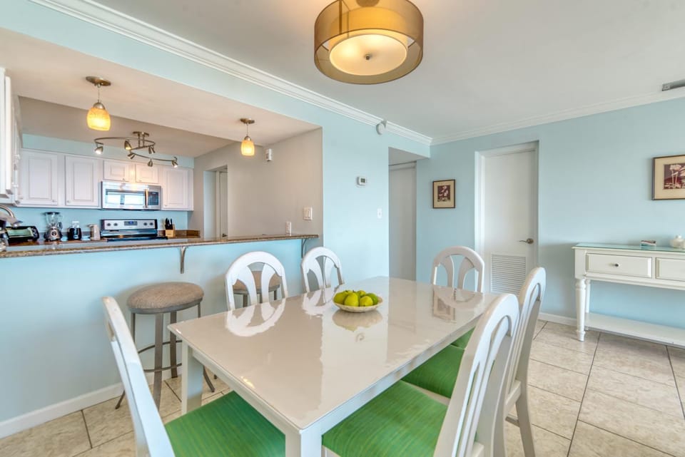 Kitchen or kitchenette, Seating area, Dining area