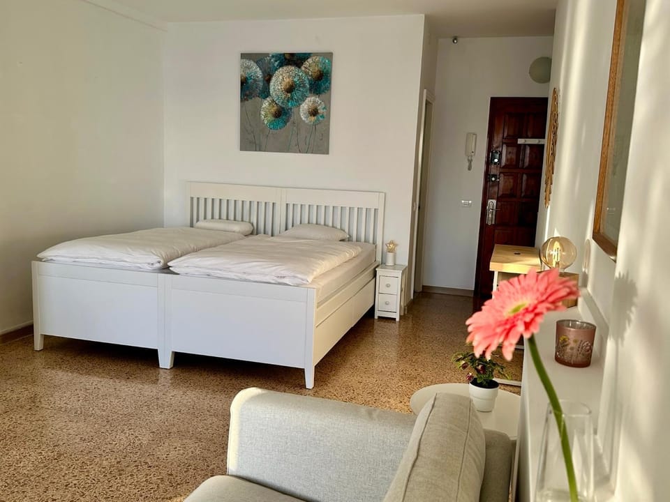 Bed, Living room, Photo of the whole room, Bedroom
