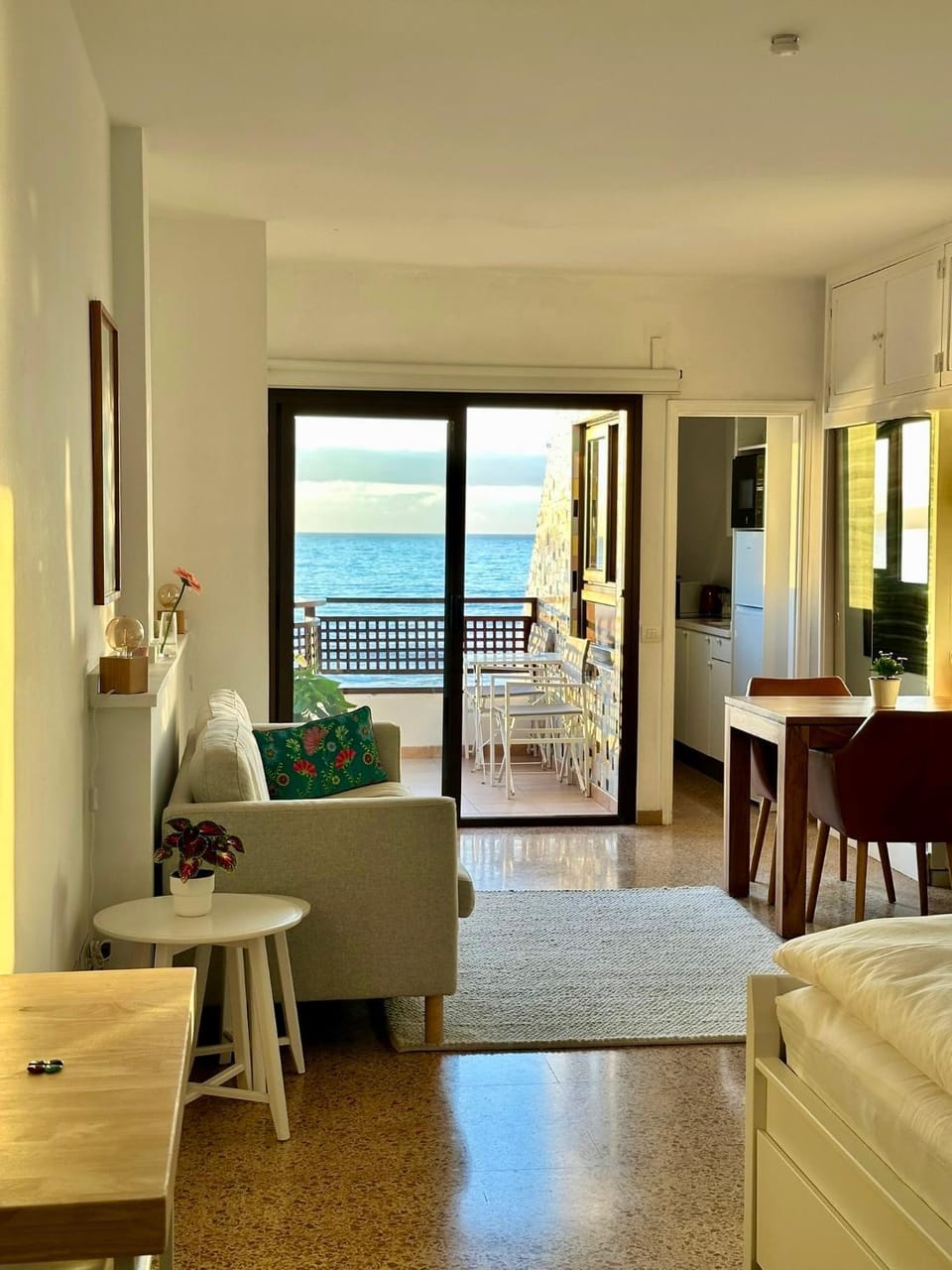 Bed, Natural landscape, View (from property/room), Balcony/Terrace, Living room, Photo of the whole room, Seating area, Dining area, Sea view