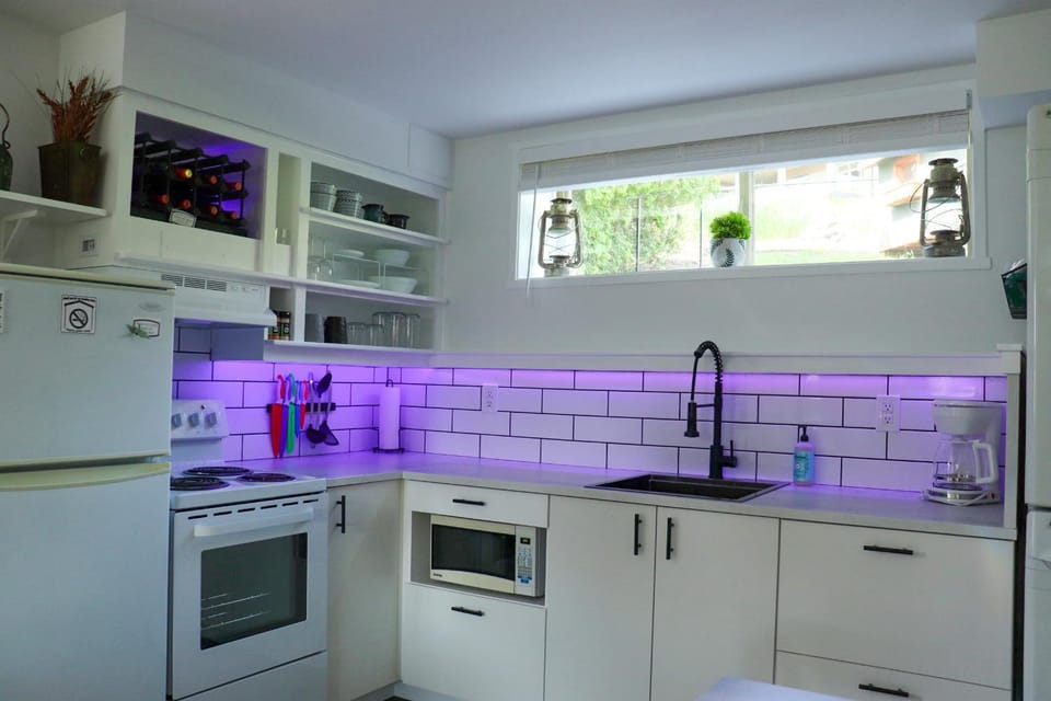 Kitchen or kitchenette, oven, pet friendly, stove