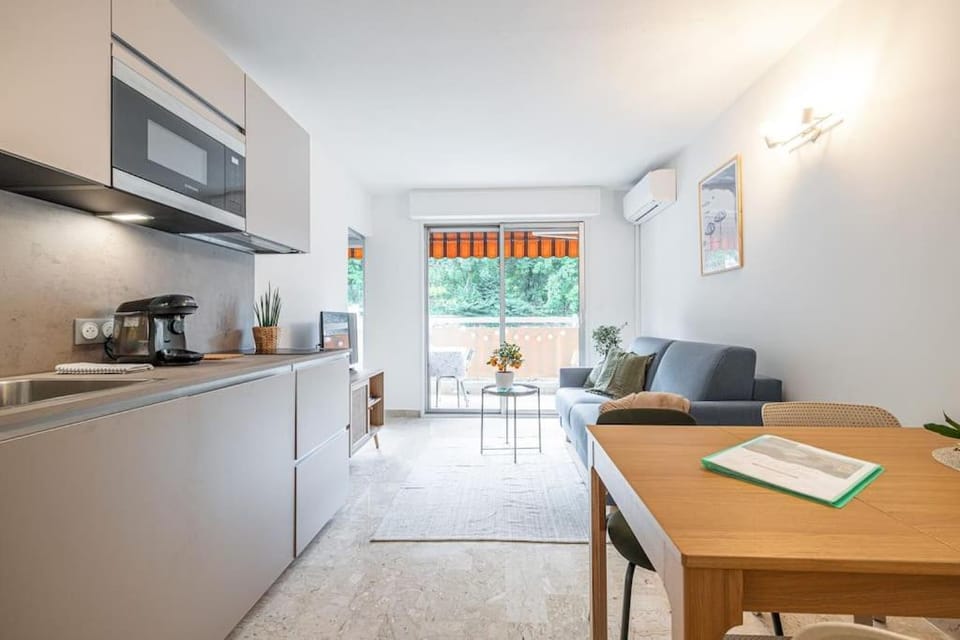 Coffee/tea facilities, Kitchen or kitchenette, Living room, stove, toaster