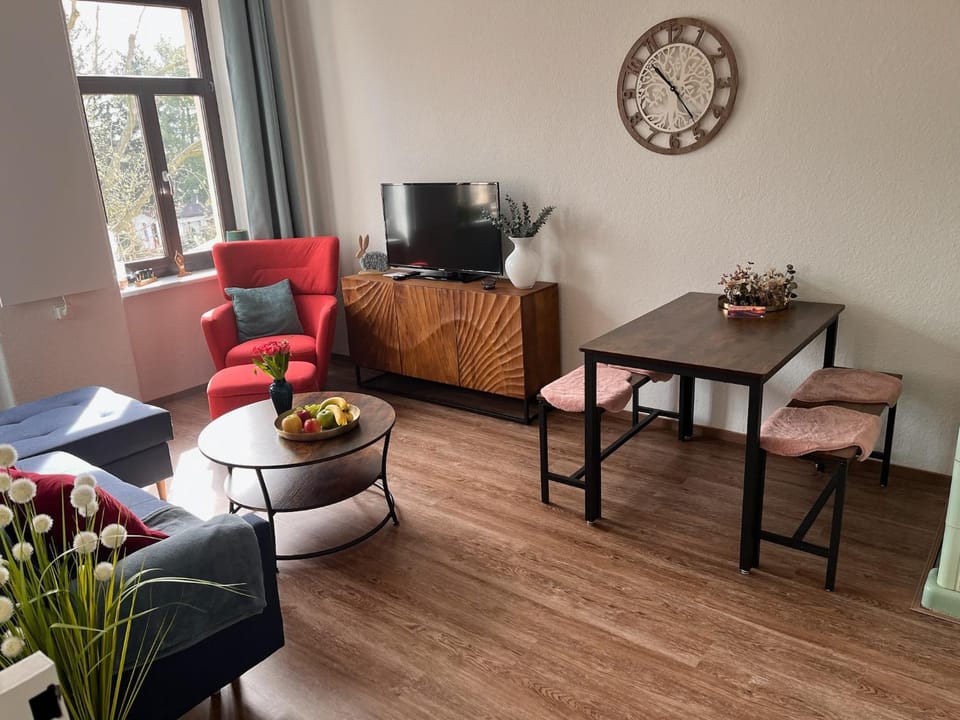 Communal lounge/ TV room, TV and multimedia, Living room, Seating area, Evening entertainment