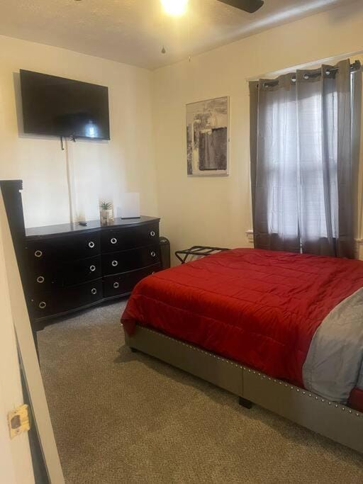 Bed, TV and multimedia, Photo of the whole room, Bedroom