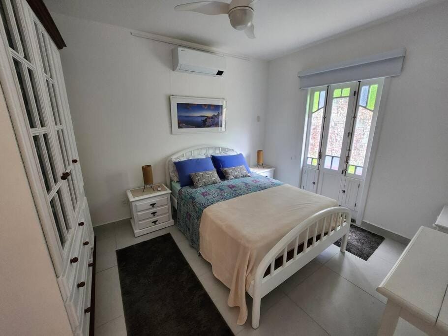 Bed, Bedroom, air conditioner