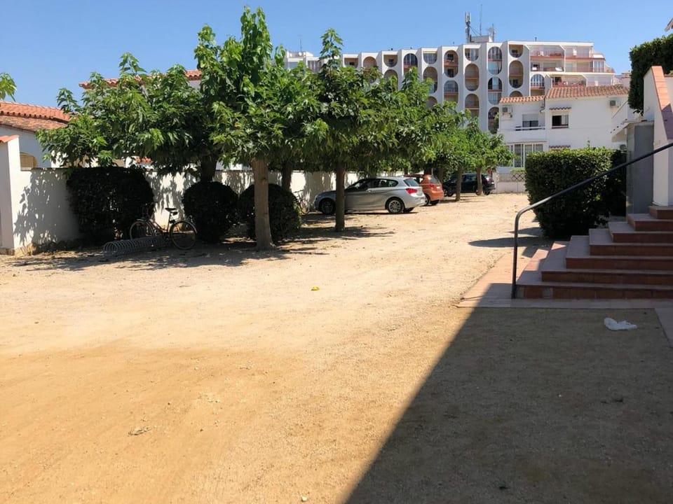 Apartamento en Primera Línea con Aparcamiento - Empuriabrava - ES-228-180 Apartment in Alt Empordà